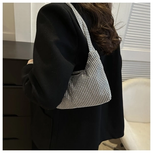 Detail der silbernen Strass-Hobo-Tasche mit funkelnden Kristallen für den Abend
