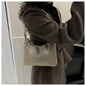 Detailansicht der glitzernden Strass-Baguette-Tasche mit breitem Schultergurt am Model