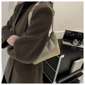 Detailweergave van de glamoureuze gouden strass hobo tas met een schitterend kristalnet