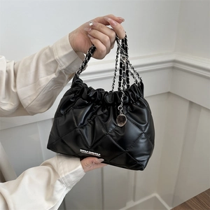Borsa a tracolla trapuntata nera con catena in metallo e chiusura a coulisse moda