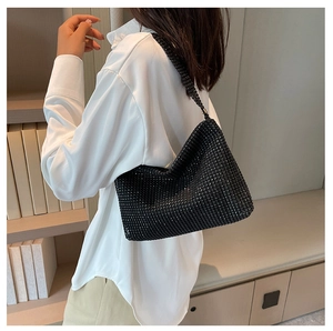 Nahaufnahme der schwarzen Strass-Schultertasche mit schimmerndem Kristall-Finish