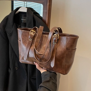 Bolso tote minimalista grande en marrón oscuro de cuero sintético con textura vintage