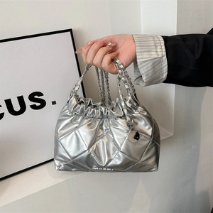 Elegante borsa a tracolla trapuntata argento con coulisse e catena metallica