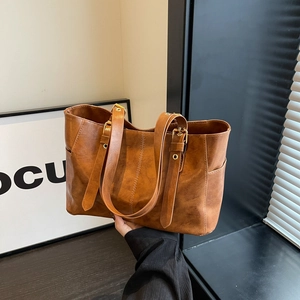 Bolso tote vintage marrón grande con costuras verticales y hebillas doradas ajustables