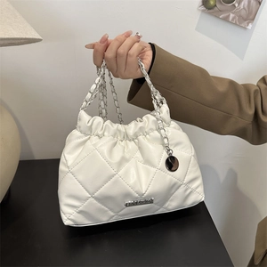 Borsa a nuvola trapuntata bianca con catena d'argento in stile minimalista a mano