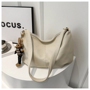 Minimalistische beige PU-Leder-Einkaufstasche mit Plissee-Textur und süßem Hasenanhänger