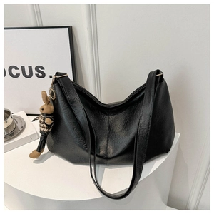 Minimalistische schwarze PU-Leder Shopper Tasche mit Knitteroptik und süßem Kaninchen-Anhänger