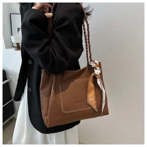 Détail du sac cabas marron texture litchi avec foulard en soie et anse tressée
