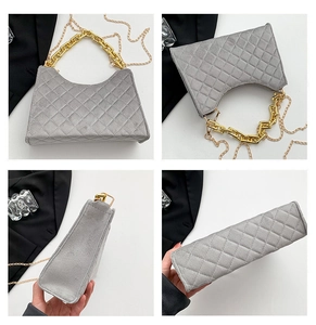 Detailsicht der grauen Stepptasche aus Samt mit goldenem Kettenriff und Gurt