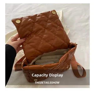 Dettaglio borsa a tracolla marrone trapuntata con interno capiente e chiusura magnetica