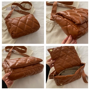 Borsa a tracolla trapuntata color caramello con tracolla larga in varie angolazioni