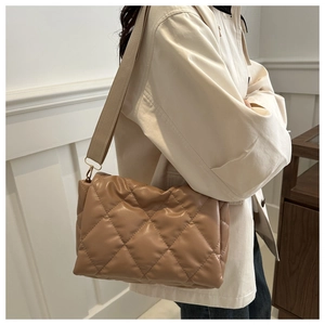 Dettaglio borsa Boston trapuntata color cammello in pelle PU con tracolla ampia e metallo oro