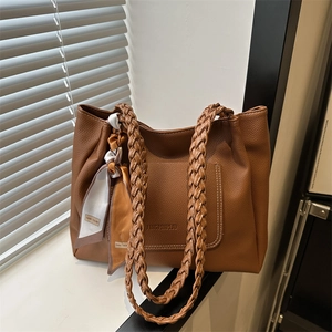 Sac cabas marron en cuir grainé avec bandoulière tressée et détail de foulard en soie