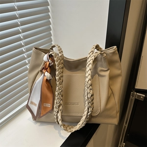 Sac fourre-tout beige en similicuir avec poignées tressées et détail foulard soie