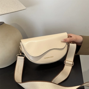 Sacoche selle crème minimaliste avec large bandoulière en toile et lettrage fashion