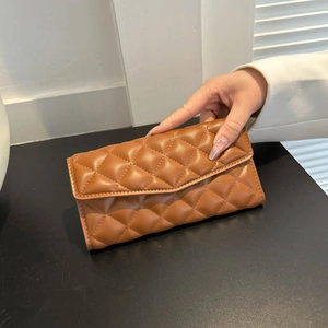 Pochette élégante en similicuir marron avec motif matelassé en losange pour femme