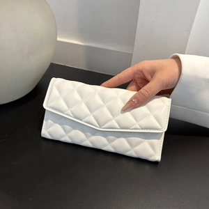 Pochette longue en similicuir blanc avec rabat en V élégant et motif à losanges