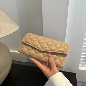 Pochette beige pour femme en cuir matelassé avec surpiqûres losanges élégantes