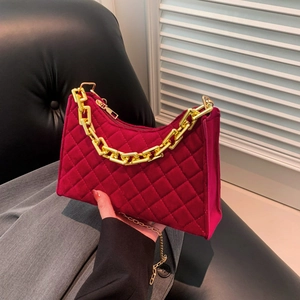 Burgunderrote gesteppte Samtumhängetasche mit elegantem Goldkettenriemen und Finish