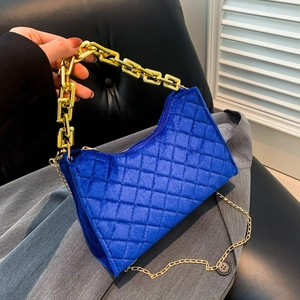 Blaue gesteppte Samttasche mit goldenem Kettenhenkel für Damen als elegante Umhängetasche