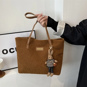 Borsa tote in pile marrone con manici in pelle e ciondolo a forma di coniglio