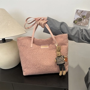 Elegante borsa tote in peluche rosa con manici in pelle e ciondolo a forma di coniglio