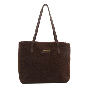 Borsa tote in pile marrone con tracolla in pelle e toppa moda per ogni giorno