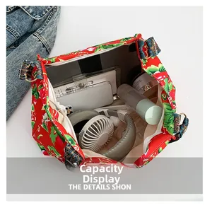 Vue de dessus du sac cabas floral montrant l'espace intérieur pour casque et téléphone