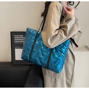 Détail du grand sac cabas matelassé bleu vif avec des poignées minimalistes noires