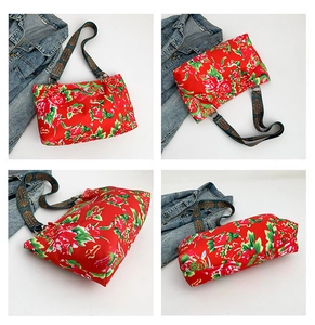 Détails du sac cabas rouge à motif floral avec bandoulière large et vue multiple