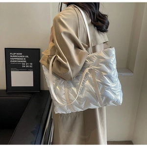 Sac fourre-tout matelassé argenté avec texture bouffante et fine bandoulière blanche