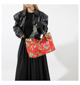 Détail du sac cabas rouge à motifs de pivoines et bandoulière en jacquard
