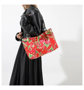 Détail du sac cabas rouge à fleurs avec motif saturé et bandoulière jacquard