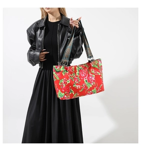Détail du sac cabas floral rouge avec motifs de pivoines et bandoulières tissées vintage