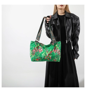 Détail du sac cabas vert à imprimé fleuri et large bandoulière à motifs ethniques