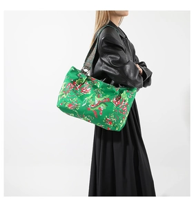 Détail du sac cabas vert à fleurs avec motifs ethniques et bandoulière en tissu