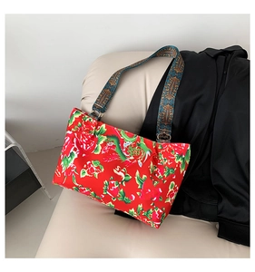 Détail du sac fourre-tout rouge à fleurs avec motifs de dragon et anses tissées