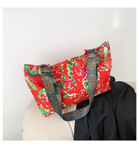 Vue détaillée du grand sac cabas à fleurs avec imprimé pivoine rouge et bandoulière