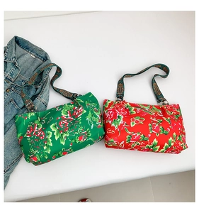 Vue à plat de sacs fourre-tout à fleurs vintage en rouge et vert à bandoulière large