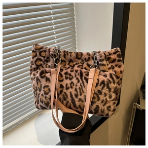 Dettaglio borsa di peluche leopardata rosa con catena argento e ecopelliccia