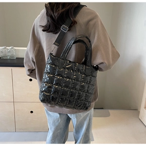 Détail du sac fourre-tout matelassé avec bandoulière réglable et texture duvet doux