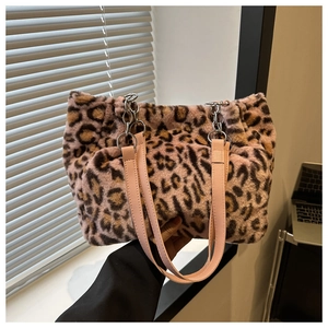 Detail of faux fur leopard print tote bag with metal chain and pink leather strap