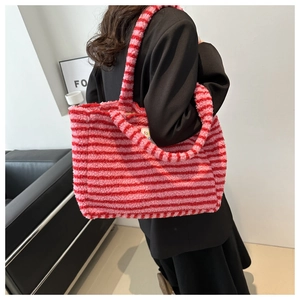 Detailansicht der gestreiften Plüsch-Tragetasche in Rot und Rosa mit weicher Textur