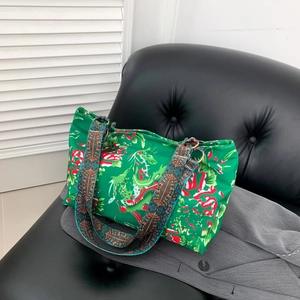 Grand sac cabas en toile verte à fleurs avec bandoulière brodée bohème chic