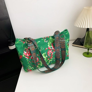 Sac fourre-tout vert à fleurs avec large bandoulière de style ethnique et roses