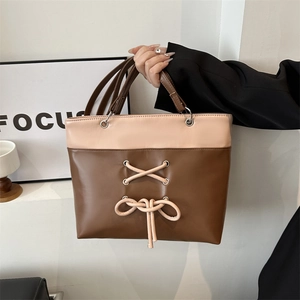 Sac fourre-tout bicolore moderne avec nœud et lanières croisées en similicuir beige et marron
