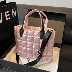 Sac fourre-tout matelassé rose avec poignées noires et bandoulière large en coffret