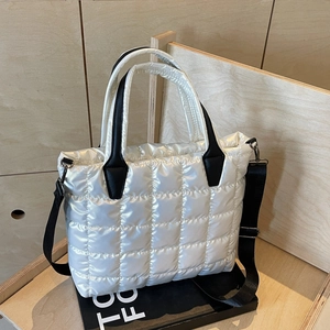 Sac fourre-tout matelassé blanc brillant avec bandoulière noire et poignée chic
