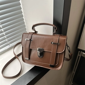 Borsa a tracolla retrò in pelle marrone scuro con fibbia in metallo e manico superiore