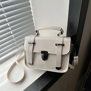 Borsa a tracolla bianco crema minimalista retrò con fibbia in metallo vintage e luce naturale